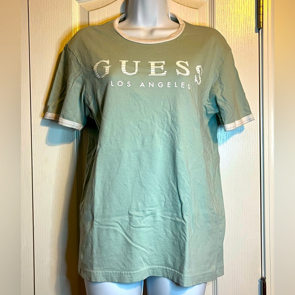 Guess Women's Classic T-Shirt –‎ Size Medium 👕✨